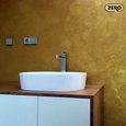 Vysoce odolná dekorační stěrka ZERO MagcTouch Gold v provedení v koupelně